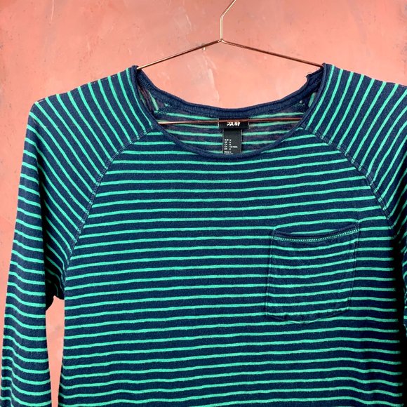 Pack of 2 Medium T-Shirts / Long Sleeve T-Shirts /  Medium Christmas T-Shirts / - Picture 3 of 7